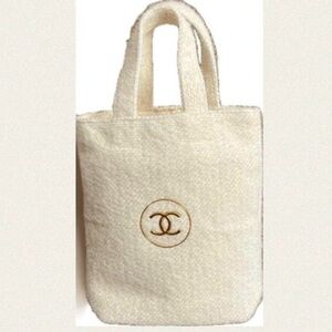 ✨ Chanel Beaute’ Soft Winter Metallic Logo Mini Tote ✨